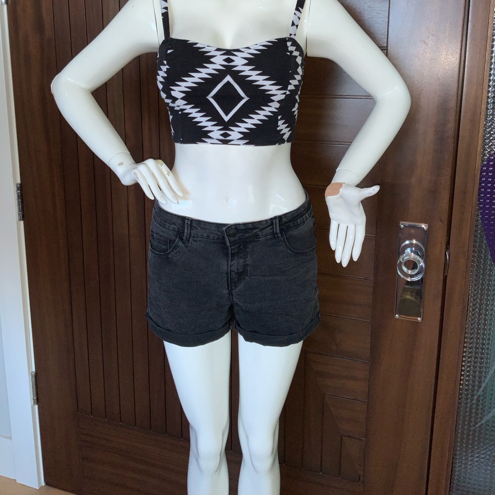 HOUSE Black Denim Jean Shorts, Sz M, EUC